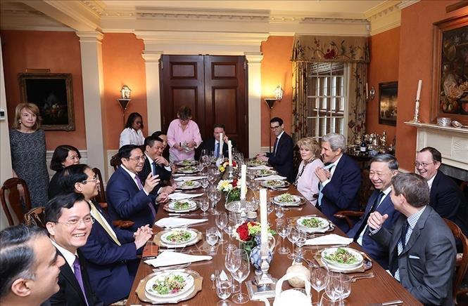 Thủ tướng Phạm Minh Ch&iacute;nh d&ugrave;ng bữa trưa với &ocirc;ng John Kerry, Đặc ph&aacute;i vi&ecirc;n của Tổng thống về biến đổi kh&iacute; hậu. Ảnh: TTXVN