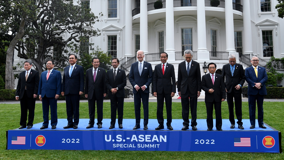 Thủ tướng Phạm Minh Chính (thứ haitừ trái sang) cùng các lãnh đạo ASEANchụp ảnh tạiNhàTrắng cùngTổng thống Mỹ Joe Biden (giữa) hôm 12/5. Ảnh: AFP