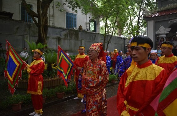 Lễ d&acirc;ng hương tại tượng đ&agrave;i khu di t&iacute;ch tưởng niệm Vua L&ecirc; diễn ra trong 1 ng&agrave;y, 15 th&aacute;ng 5 năm 2022 (tức ng&agrave;y 15 th&aacute;ng 4 năm Nh&acirc;m Dần)