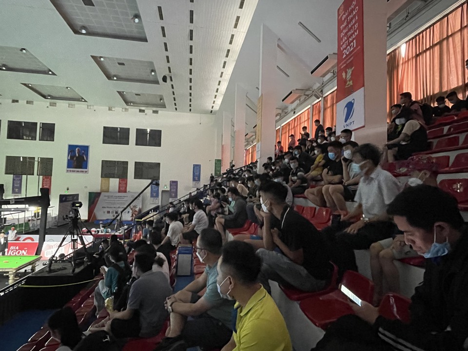 Nh&agrave; thi đấu H&agrave; Đ&ocirc;ng c&oacute; nhiều người đến xem c&aacute;c vận động vi&ecirc;n thi đấu m&ocirc;n snooker.