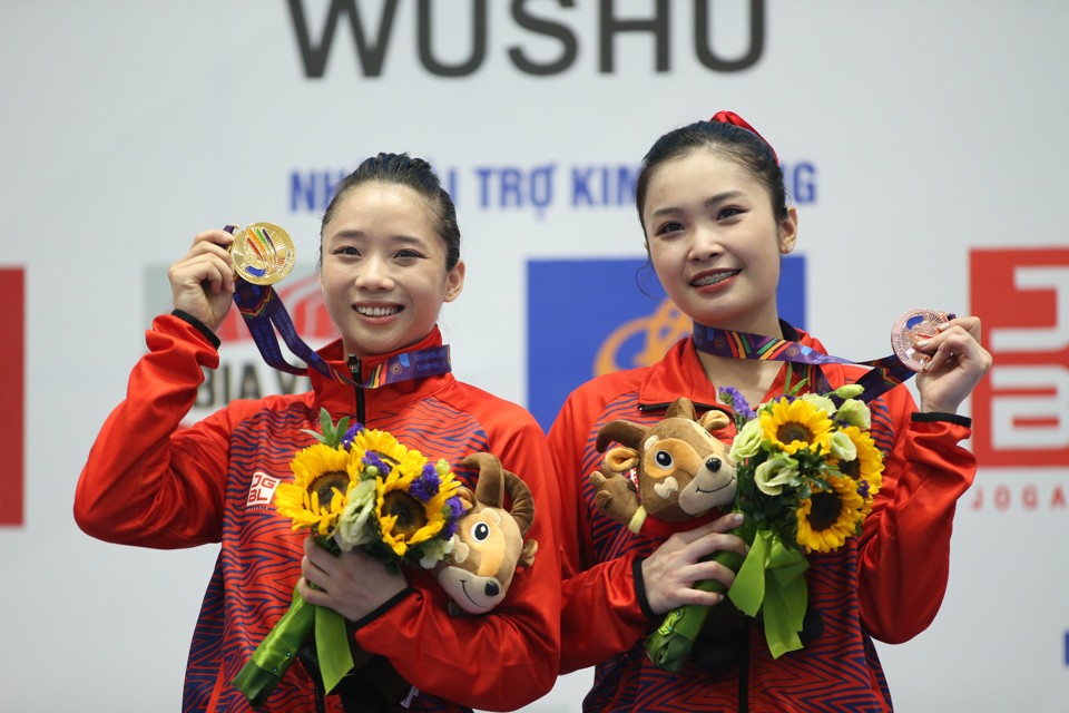 Dương Thu&yacute; Vi v&agrave; Đặng Tiểu B&igrave;nh nhận huy chương tại SEA Games 31.