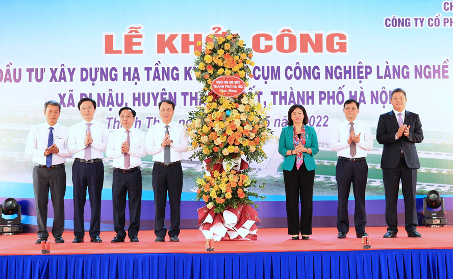 Phó Bí thư Thường trực Thành ủy Nguyễn Thị Tuyến cùng lãnh đạo TP tặng hoa chúc mừng khởi công dự án.