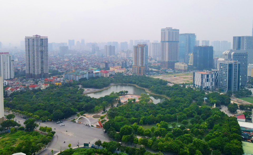 Công viên Cầu Giấy mang lại không gian xanh cho Hà Nội. Ảnh: Phạm Hùng