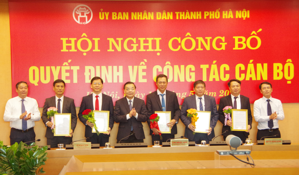 Chủ tịch UBND TP H&agrave; Nội Chu Ngọc Anh trao quyết định bổ nhiệm cho c&aacute;c đồng ch&iacute; l&atilde;nh đạo 2 Ban QLDA của TP H&agrave; Nội.&nbsp;&nbsp;