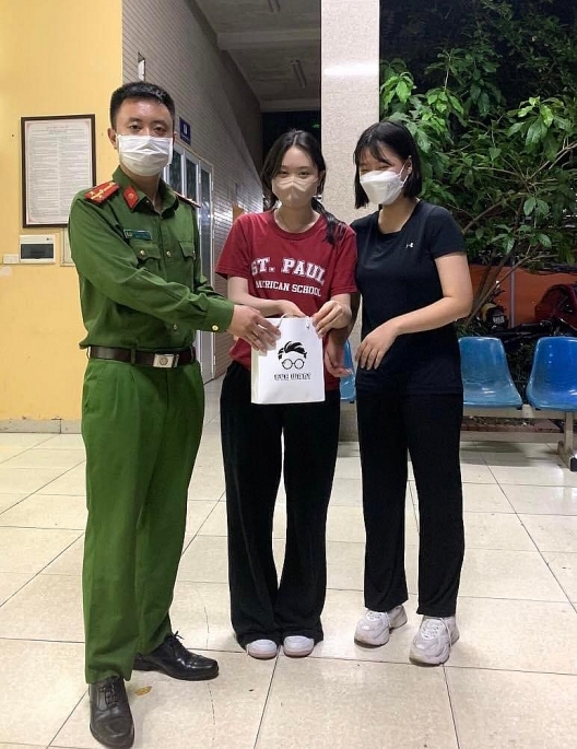2 nữ du khách Hàn Quốc xúc động cảm ơn lực lượng công an - Ảnh 1