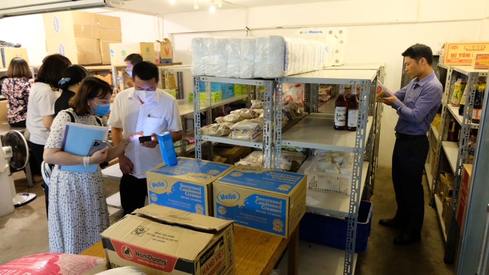 Đoàn liên ngành Sở NN&PTNT Hà Nội kiểm tra điều kiện kinh doanh dịch vụ ăn uống tại một cơ sở. Ảnh: Lâm Nguyễn