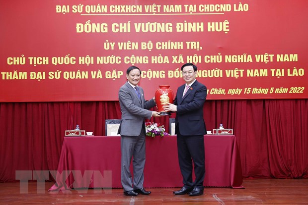 Chủ tịch Quốc hội Vương Đ&igrave;nh Huệ&nbsp;tặng qu&agrave; Đại sứ qu&aacute;n Việt Nam tại L&agrave;o. (Ảnh: Do&atilde;n Tấn/TTXVN)