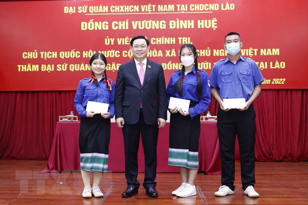 Chủ tịch Quốc hội Vương Đ&igrave;nh Huệ tặng qu&agrave; học sinh trong cộng đồng người Việt Nam tại L&agrave;o. (Ảnh: Do&atilde;n Tấn/TTXVN)