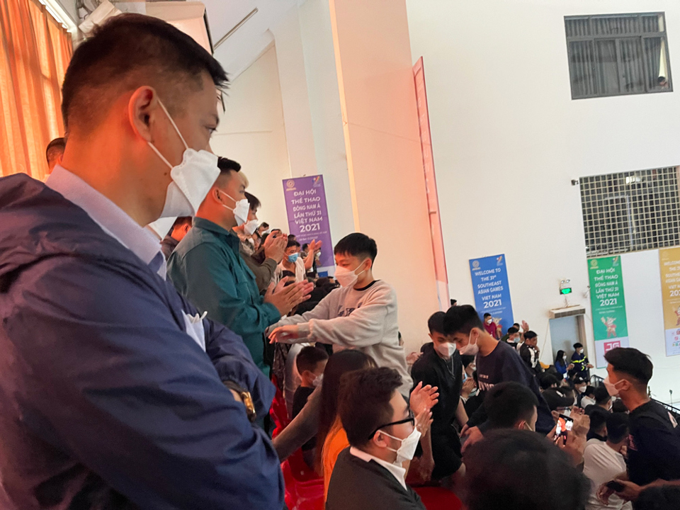 Khu vực thi đấu của cơ thủ Đặng Thanh Ki&ecirc;n của Việt Nam gặp Johann Chua đến từ Philippines chật k&iacute;n chỗ ngồi. Nhiều người phải đứng để xem.