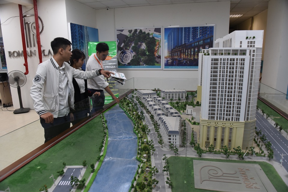 Nhân viên môi giới bất động sản giới thiệu đến khách hàng một dự án nhà ở tại Hà Nội. Ảnh: Phạm Hùng