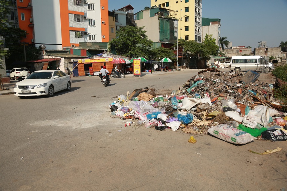 Những bãi rác ngổn ngang nằm trên tuyến đường nhánh nối đoạn Phạm Hùng - Lê Đức Thọ. Ảnh: Phạm Công