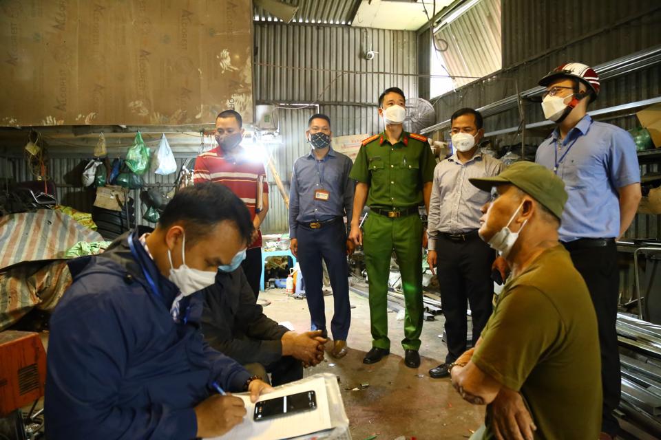 UBND phường Vĩnh Hưng, quận Hoàng Mai thành lập tổ công tác kiểm tra xưởng sản xuất, lắp ráp xe ba gác, xe tự chế trên địa bàn.