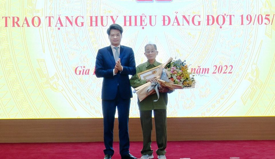 Trưởng ban Nội ch&iacute;nh Th&agrave;nh uỷ H&agrave; Nội Nguyễn Quang Đức trao huy hiệu 75 năm tuổi Đảng cho đảng vi&ecirc;n huyện Gia L&acirc;m