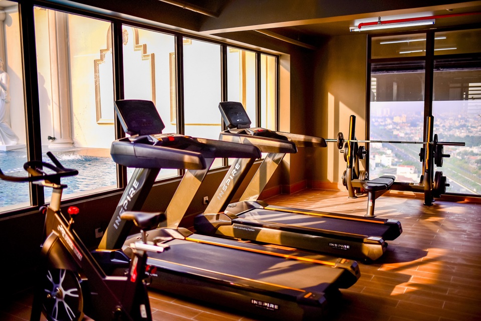 Một kh&ocirc;ng gian ri&ecirc;ng tại tầng thượng được d&agrave;nh ri&ecirc;ng cho khu vực ph&ograve;ng tập gym với hướng view nh&igrave;n ra đại lộ Phạm Văn Đồng.