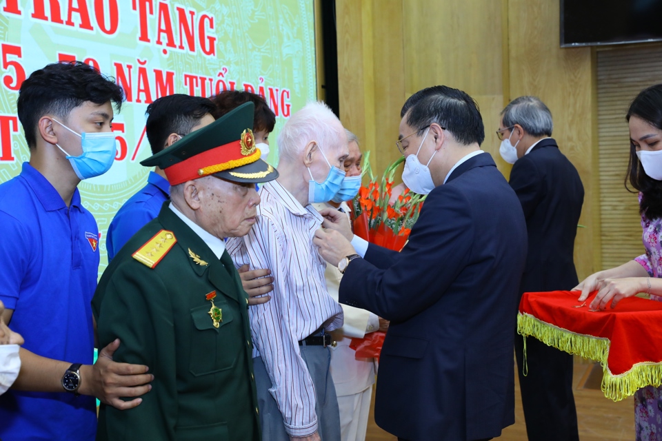 Chủ tịch UBND TP H&agrave; Nội Chu Ngọc Anh trao Huy hiệu 75 năm tuổi Đảng cho c&aacute;c đảng vi&ecirc;n l&atilde;o th&agrave;nh thuộc Đảng bộ quận Ba Đ&igrave;nh.