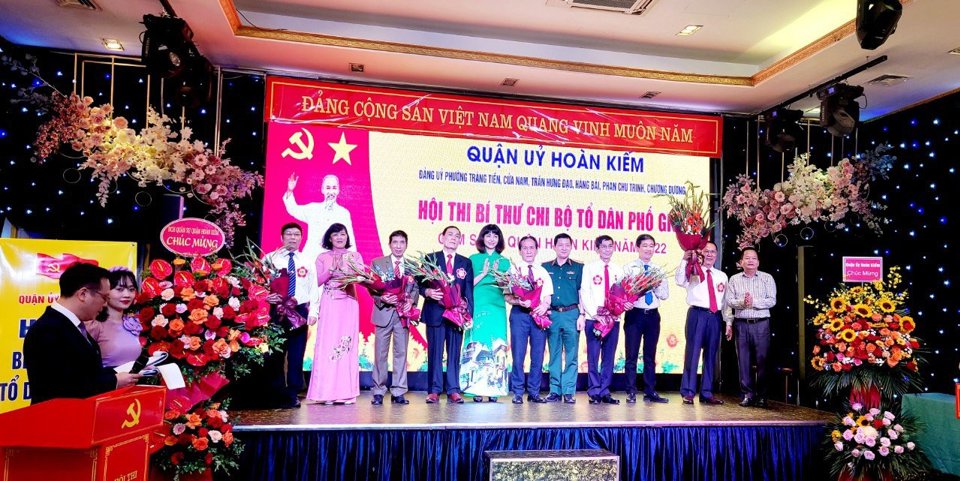 L&atilde;nh đạo quận Ho&agrave;n Kiếm tặng hoa ch&uacute;c mừng c&aacute;c th&iacute; sinh tham gia hội thi.