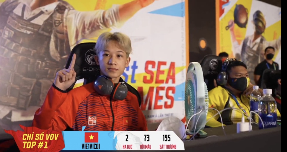 Tuyển thủ Phan Văn Đ&ocirc;ng (ViCoi) trả lời phỏng vấn sau khi chiến thắng tại lượt đấu đầu ti&ecirc;n trong ng&agrave;y thi đấu thứ 2.