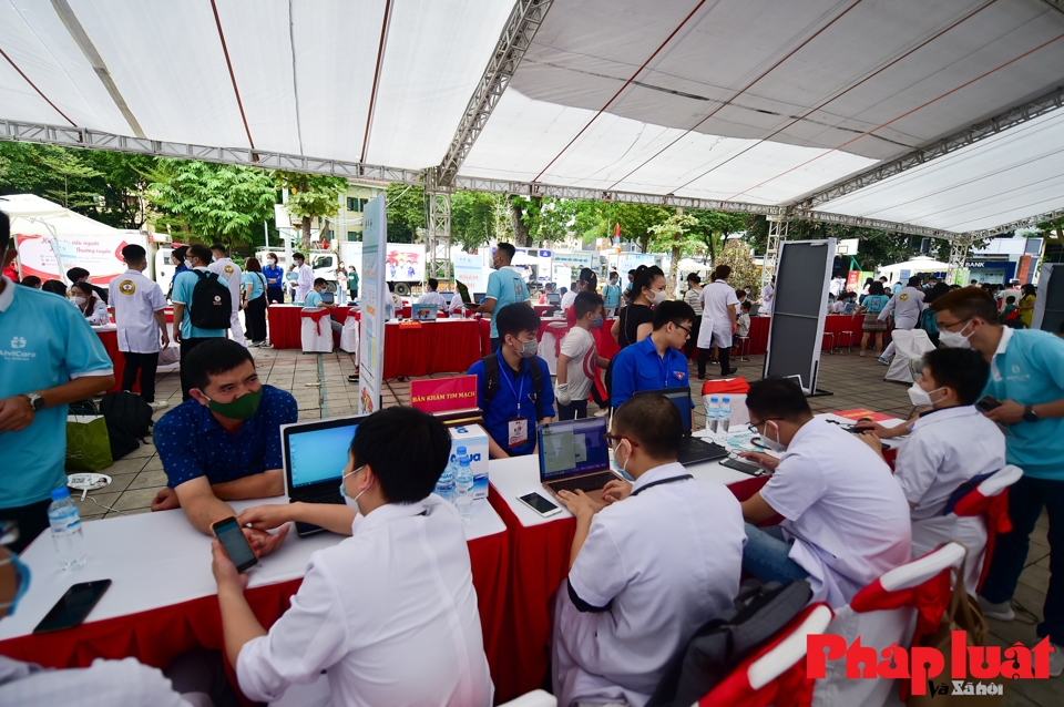 Hà Nội khám sức khoẻ miễn phí cho hơn 3000 tình nguyện viên SEA Games 31 - Ảnh 2