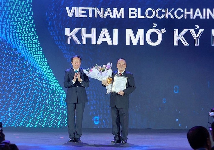 Thứ trưởng Bộ Nội vụ Vũ Chiến Thắng trao Quyết định th&agrave;nh lập&nbsp;Hiệp hội Blockchain Việt Nam