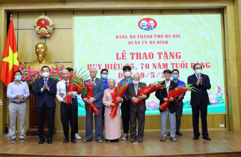 Chủ tịch UBNDTP Hà Nội Chu Ngọc Anh trao Huy hiệu 75 năm tuổi Đảng cho các đảng viên lão thành quận Ba Đình. Ảnh: Công Thọ