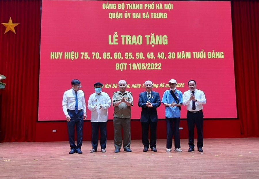 B&iacute; thư Quận ủy Hai B&agrave; Trưng Nguyễn Văn Nam v&agrave; Ph&oacute; B&iacute; thư Thường trực Quận ủy Hai B&agrave; Trưng Trần Quyết Thắng trao Huy hiệu 65 năm tuổi Đảng cho c&aacute;c đảng vi&ecirc;n. Ảnh: Linh Nguyễn