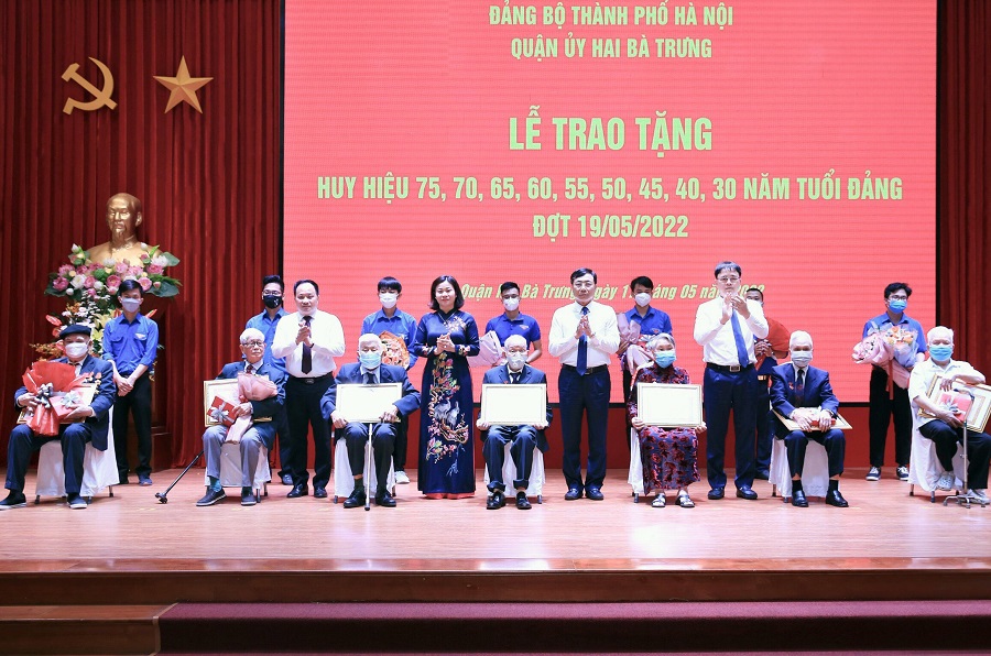 Ph&oacute; B&iacute; thư Thường trực Th&agrave;nh ủy H&agrave; Nội&nbsp;Nguyễn Thị Tuyến trao Huy hiệu Đảng, tặng hoa của Th&agrave;nh uỷ cho c&aacute;c đồng ch&iacute; nhận Huy hiệu 75 năm&nbsp;tuổi Đảng; c&aacute;c đồng ch&iacute; Thường trực Quận ủy Hai B&agrave; Trưng tặng qu&agrave; cho c&aacute;c đảng vi&ecirc;n. Ảnh: Phạm H&ugrave;ng