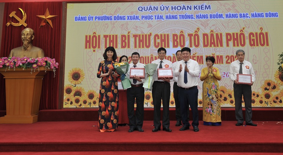 Ban tổ chức trao 2 giải Nh&igrave; cho c&aacute;c th&iacute; sinh đến từ phường Ph&uacute;c T&acirc;n v&agrave; Đồng Xu&acirc;n