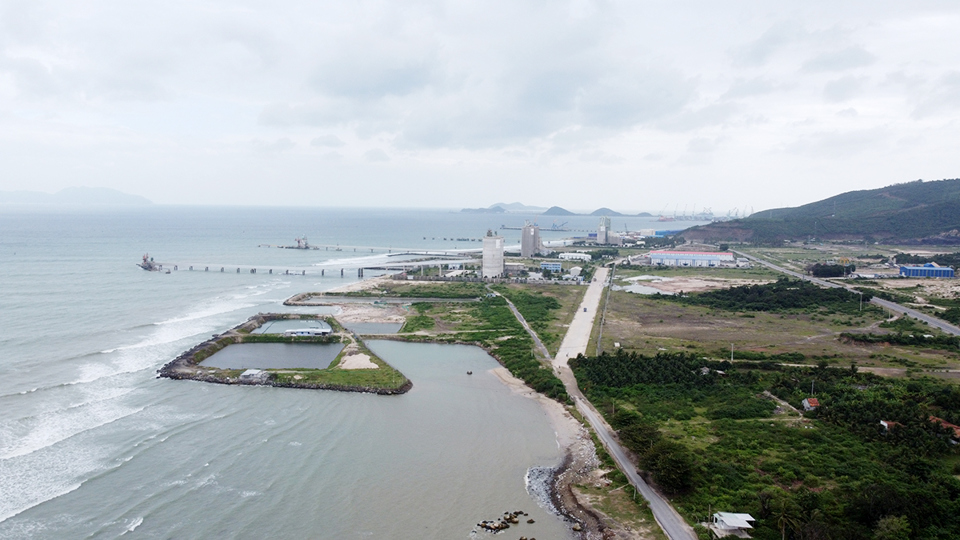 Cảng quốc tế Nam V&acirc;n Phong nằm liền kề KCN Ninh Thủy với diện t&iacute;ch 207,9ha, kết nối QL1A 12km, s&acirc;n bay Cam Ranh 75km, s&acirc;n bay Tuy H&ograve;a 85km, Đắk Lắk 120km.&nbsp;