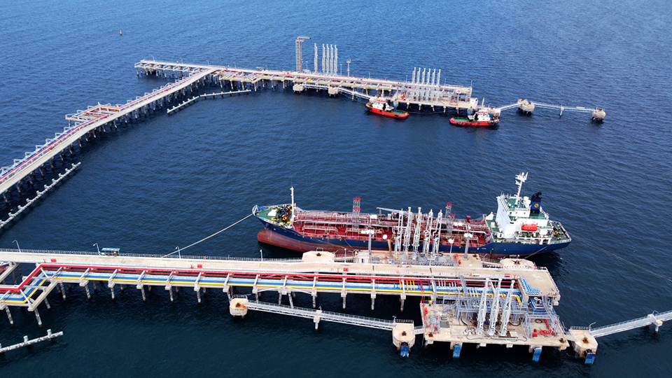 Hệ thống 4 cầu cảng c&oacute; thể tiếp nhận t&agrave;u trọng tải l&ecirc;n đến 150.000 tấn.