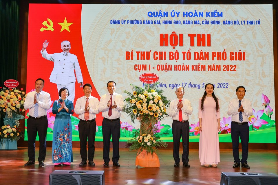 Ph&oacute; B&iacute; thư Thường trực Quận ủy Đinh Hồng Phong tặng hoa Ban tổ chức