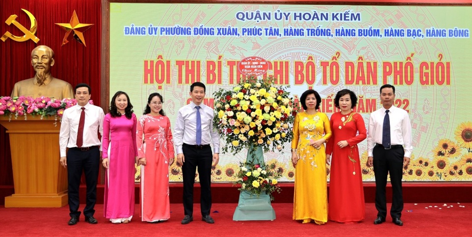 Ph&oacute; B&iacute; thư Quận uỷ, Chủ tịch UBND quận Phạm Tuấn Long tặng hoa Ban tổ chức