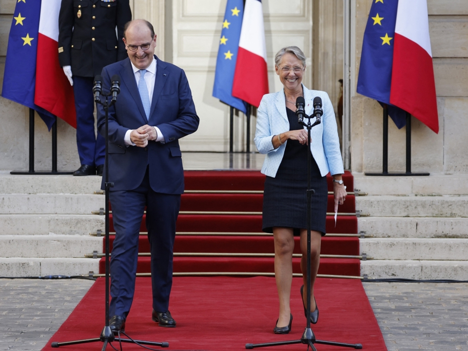 Tân Thủ tướng Pháp Elisabeth Borne (phải) và Thủ tướng mãn nhiệm Jean Castex tại lễ chuyển giao cương vị lãnh đạo ở Paris, ngày 16/5/2022. Ảnh: AFP