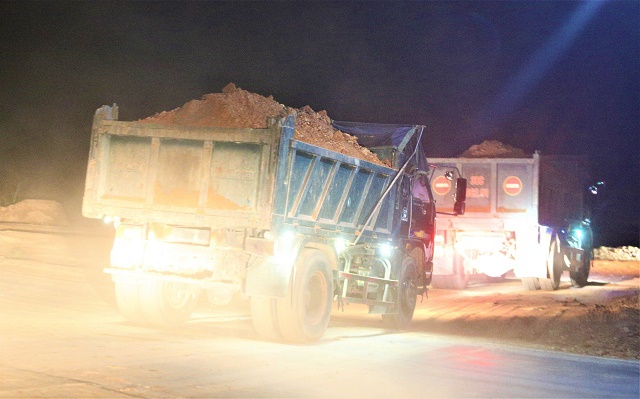 Trộm đất ngang nhi&ecirc;n v&agrave;o ban đ&ecirc;m tại x&atilde; H&agrave; Linh.