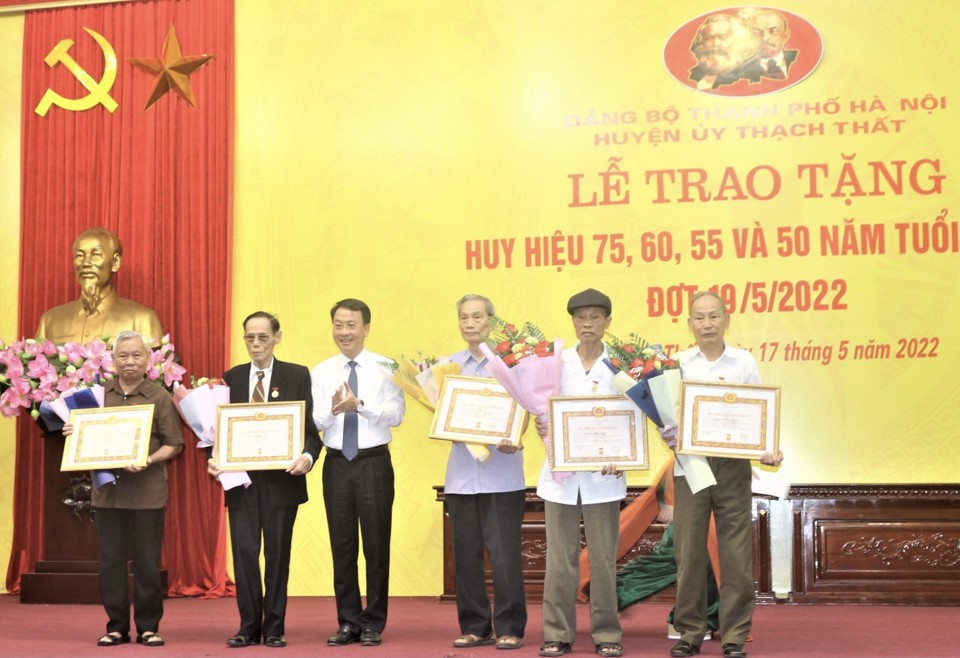 L&atilde;nh đạo huyện Thạch Thất trao tặng Huy hiệu 60 năm tuổi Đảng cho c&aacute;c đảng vi&ecirc;n.