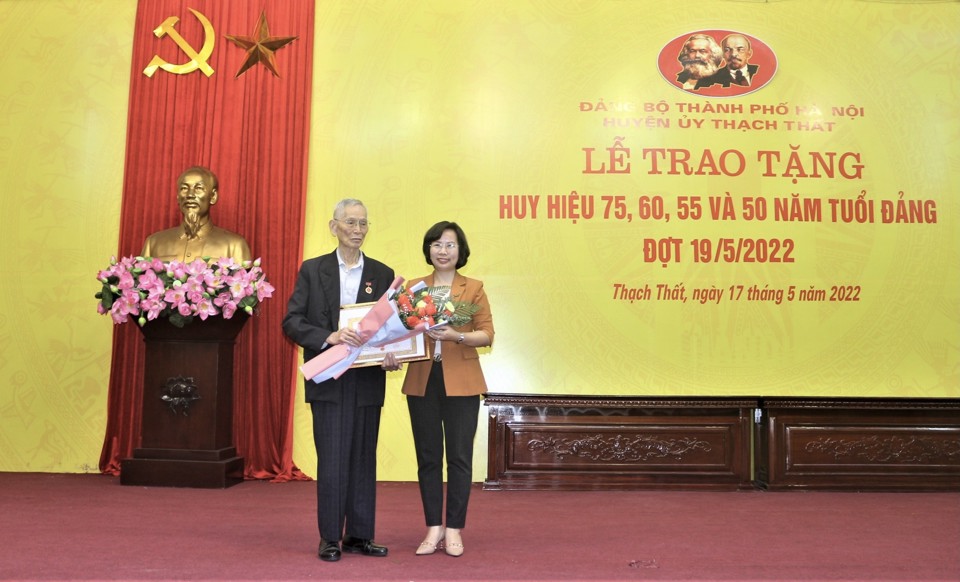 Trưởng Ban Tuy&ecirc;n gi&aacute;o Th&agrave;nh ủy H&agrave; Nội B&ugrave;i Huyền Mai trao tặng Huy hiệu 75 năm tuổi Đảng cho đảng vi&ecirc;n Ph&iacute; Văn Định.