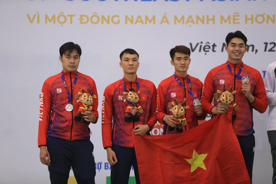 Màn đấu kiếm "căng thẳng" của vận động viên người Hà Nội với đối thủ Singapore - Ảnh 13