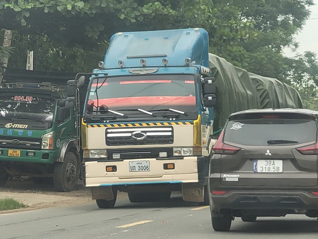 Xe mang biển kiểm so&aacute;t L&agrave;o ph&oacute;ng nhanh, vượt ẩu tr&ecirc;n đường m&ograve;n Hồ Ch&iacute; Minh