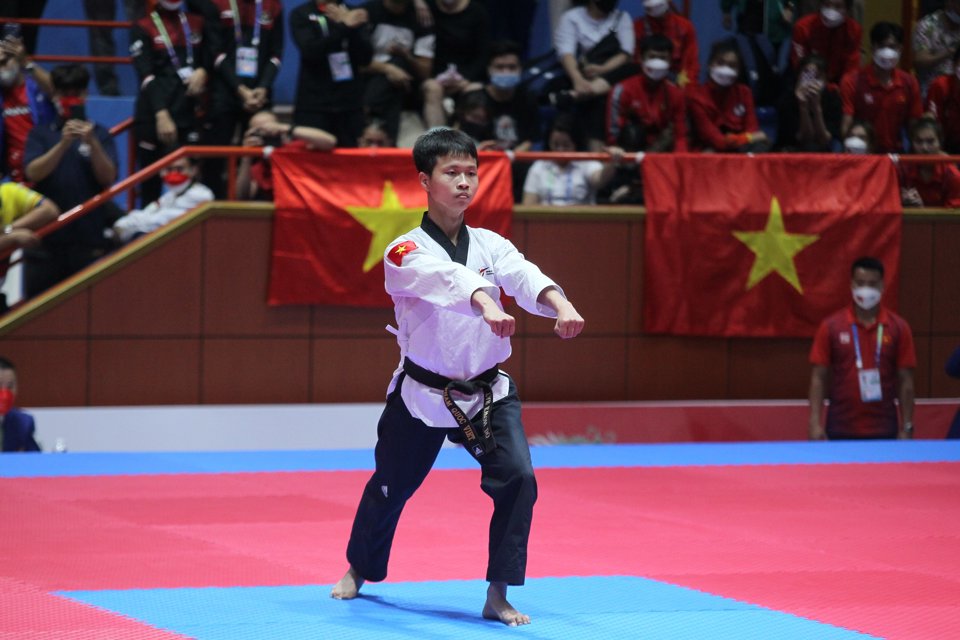 Quốc Việt cho biết: &ldquo;Trở về từ giải Taekwondo thế giới, em cũng gặp nhiều &aacute;p lực khi một thời gian d&agrave;i do Covid-19 n&ecirc;n kh&ocirc;ng thể luyện tập trực tiếp hay tham gia cọ x&aacute;t du đấu."