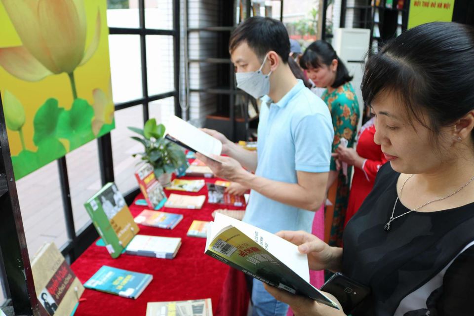 Bạn đọc tham quan trưng b&agrave;y.