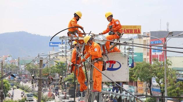 C&ocirc;ng nh&acirc;n EVN kiểm tra v&agrave; sửa chữa lưới điện. &nbsp;