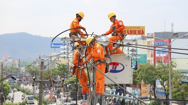 Công nhân EVN kiểm tra và sửa chữa lưới điện.