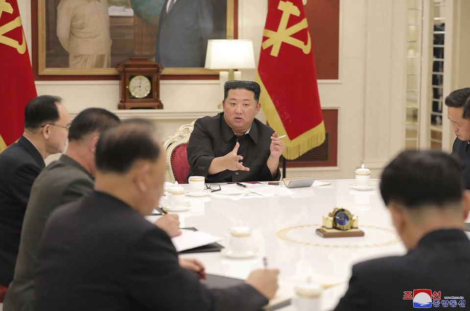&Ocirc;ng Kim Jong Un tham dự cuộc họp của đảng cầm quyền C&ocirc;ng nh&acirc;n Đảng Lao động của Triều Ti&ecirc;n ở B&igrave;nh Nhưỡng v&agrave;o ng&agrave;y 17/5. Ảnh: KCNA