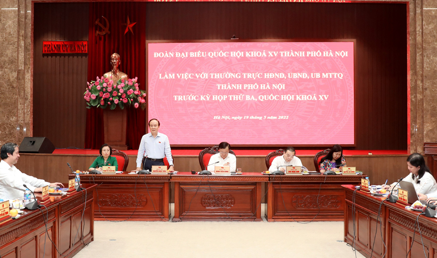 Chủ tịch HĐND TP Nguyễn Ngọc Tuấn ph&aacute;t biểu tại hội nghị