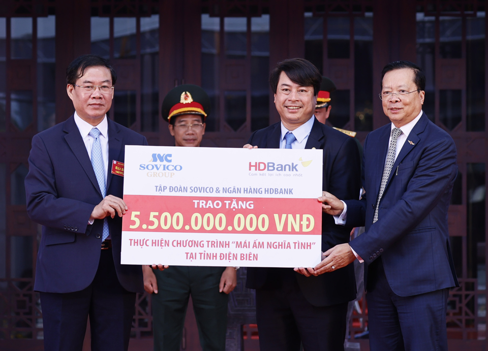 HDBank trao tặng kinh phí xây dựng 100 căn nhà tình nghĩa cho tỉnh Điện Biên - Ảnh 1