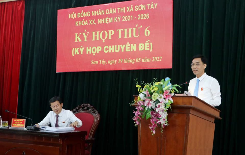 Chủ tịch HĐND thị x&atilde; Sơn T&acirc;y Nguyễn Quang H&aacute;n chủ tr&igrave; Kỳ họp thứ 6.