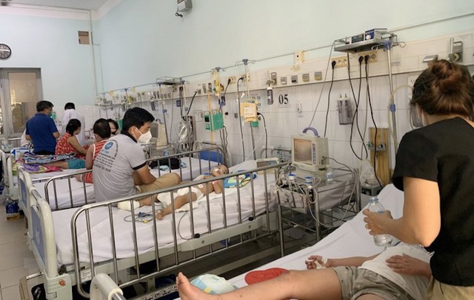 Nhiều bệnh nhi nhập viện do sốt xuất huyết tại Bệnh viện Nhi đồng 2, TP Hồ Ch&iacute; Minh. Ảnh: TTXVN