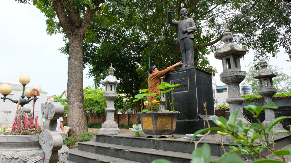Bức tượng Bác Hồ được đúc bằng đồng nguyên khối do Nhân dân làng Phù Xá Đoài đóng góp xây dựng.