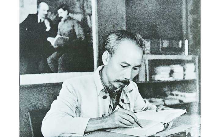 Chủ tịch Hồ Ch&iacute; Minh trong ph&ograve;ng l&agrave;m việc của Người tại căn cứ địa Việt Bắc (năm 1951). (Ảnh tư liệu)