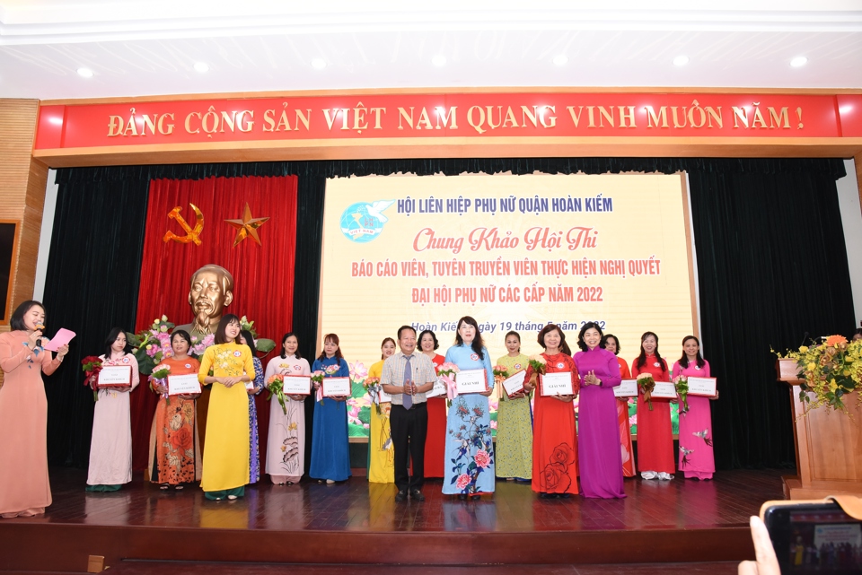 Chủ tịch MTTQ Việt Nam quận Ho&agrave;n Kiếm L&ecirc; Hồng Ph&uacute; trao giải Nh&igrave; cho 2 th&iacute; sinh