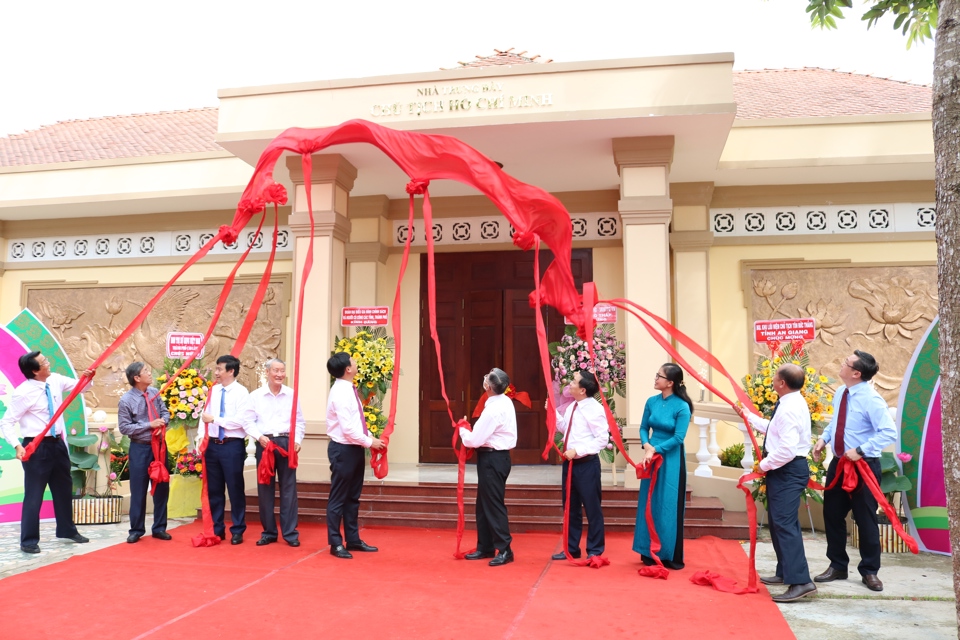 L&atilde;nh đạo tỉnh Đồng Th&aacute;p thực hiện nghi thức kh&aacute;nh th&agrave;nh nh&agrave; trưng b&agrave;y&nbsp;Chủ tịch Hồ Ch&iacute; Minh - Ảnh: Việt H&agrave;.